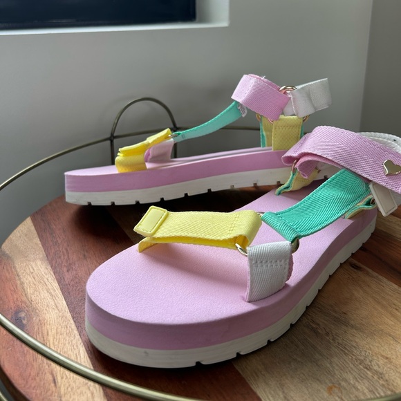 Cute! STONEY CLOVER Pastel Sandals in Size11 Great shoe for dress up or everyday - Picture 2 of 7